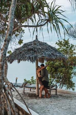 Plage à proximité, sable blanc, chaise longue, kayak
