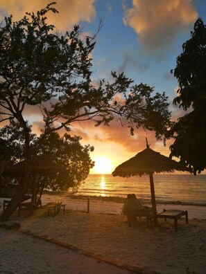Nær stranden, hvit sand, solsenger og kajakkpadling