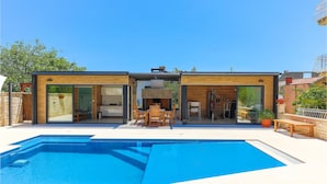 A modern two-story house with a swimming pool, featuring a kitchen, dining area, and a gym. - Cozy apartment in Kastel Stari (Kastel Stari)