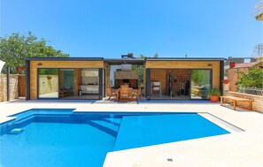 Outdoor pool - Amazing apartment in Kastel Stari (Kastel Stari)