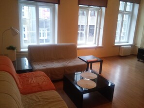 Apartamento básico, 1 quarto | Área de estar | TV de tela plana