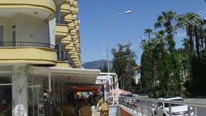 Un hotel con piscina, asientos al aire libre y vistas despejadas a la calle.