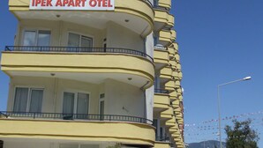 Un edificio de varios pisos con un letrero que dice "İPEK APART HOTEL".