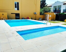 2 piscinas al aire libre, sillones reclinables de piscina
