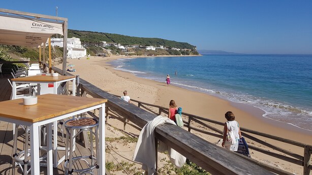 A beachside restaurant with outdoor seating overlooking the sea. - Hostal Miramar (Barbate)