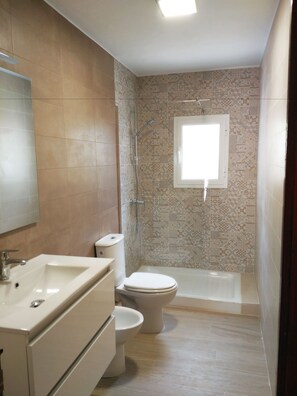 Bañera profunda, artículos de tocador gratuitos, secador de pelo