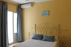 Double or Twin Room, Terrace | Meja, katil bayi/kot (percuma), Wi-fi percuma, cadar katil 