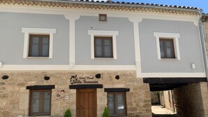 Un edificio de dos plantas con un cartel que dice "Hotel Rural Pilla Fontanas".