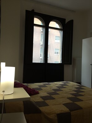 Desk, free WiFi, wheelchair access