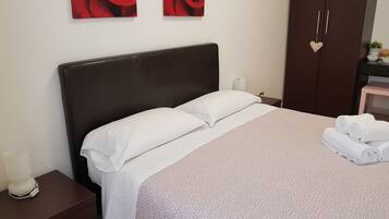 Schreibtisch, Bügeleisen/Bügelbrett, kostenloses WLAN, Bettwäsche