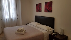 Desk, iron/ironing board, free WiFi, bed sheets - La Lupa In Trastevere (Rome)