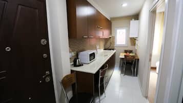 Frigorífico, microondas, placa de cocina y hervidor eléctrico