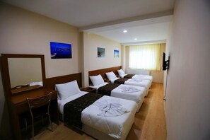 2 habitaciones, caja de seguridad en la habitación y escritorio 