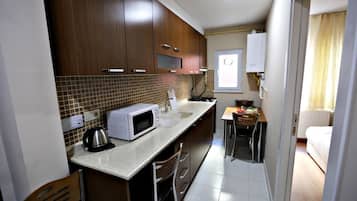 Apartment (4) | Private kitchenette | Fridge, microwave, stovetop, electric kettle