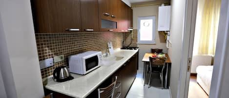 Apartamento (4) | Cozinha americana privada | Geladeira, micro-ondas, cooktop, chaleira elétrica
