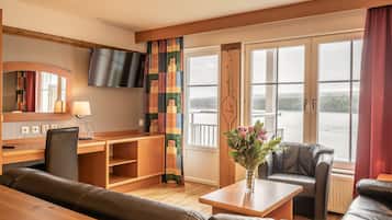 Tomannsrom | Skrivebord, strykejern/-brett og barnesenger (inkludert)