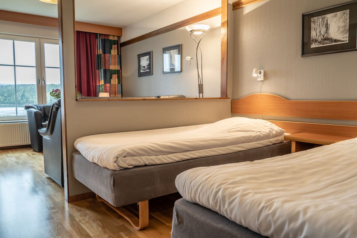 twin room | desk, iron/ironing board, free cots/infant beds, rollaway beds