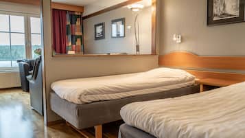 Kamar Twin | Meja kerja, setrika/meja setrika, dan tempat tidur bayi gratis