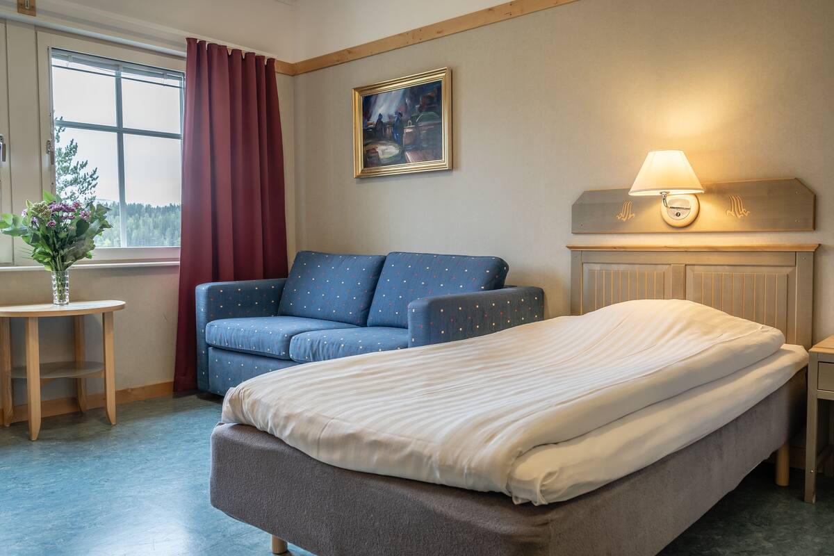 Enkeltrom | Skrivebord, strykejern/-brett og barnesenger (inkludert)