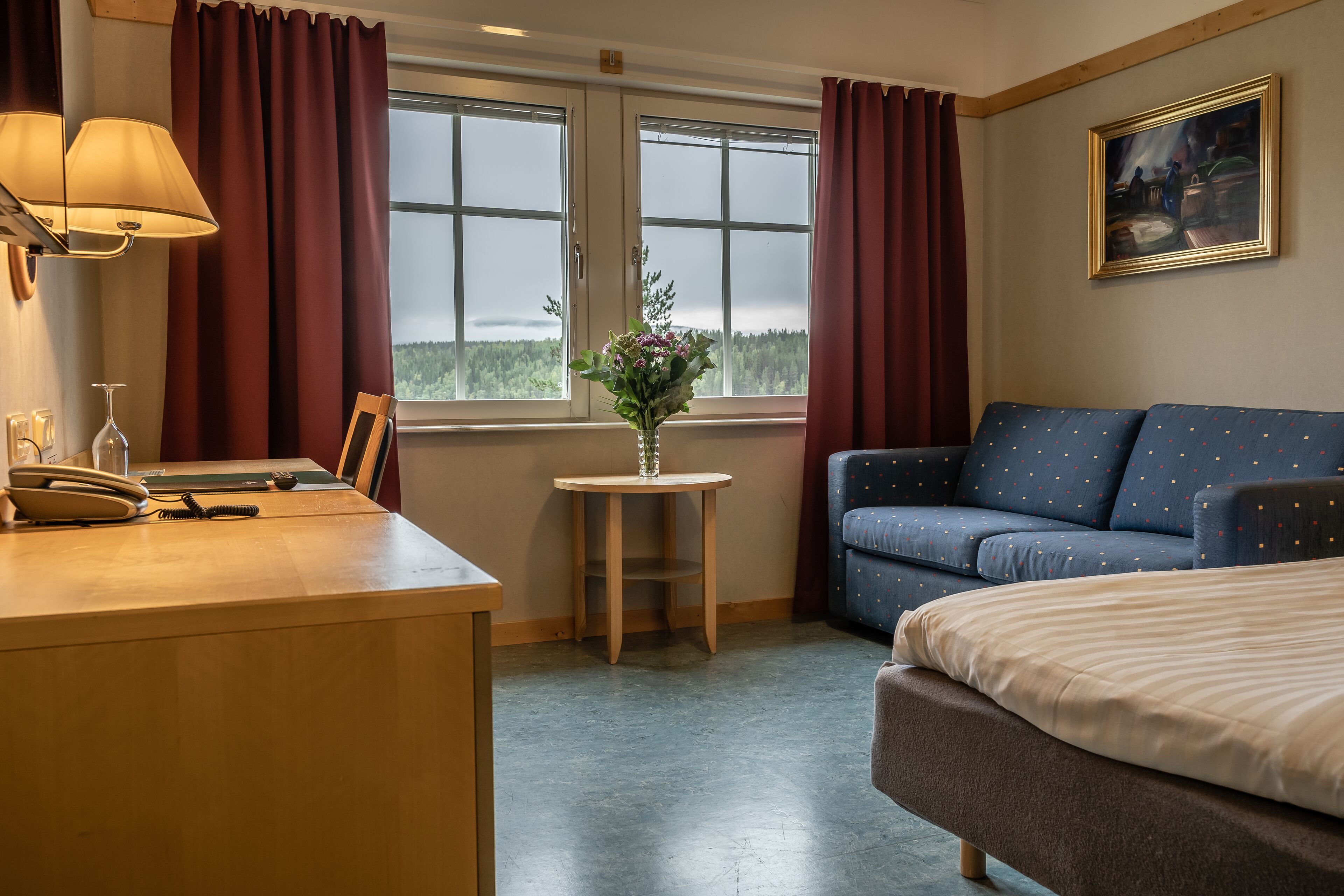 single room | desk, iron/ironing board, free cots/infant beds, rollaway beds