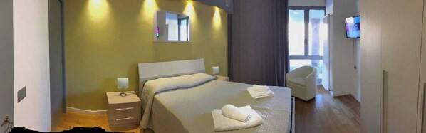 Schreibtisch, schallisolierte Zimmer, Bügeleisen/Bügelbrett