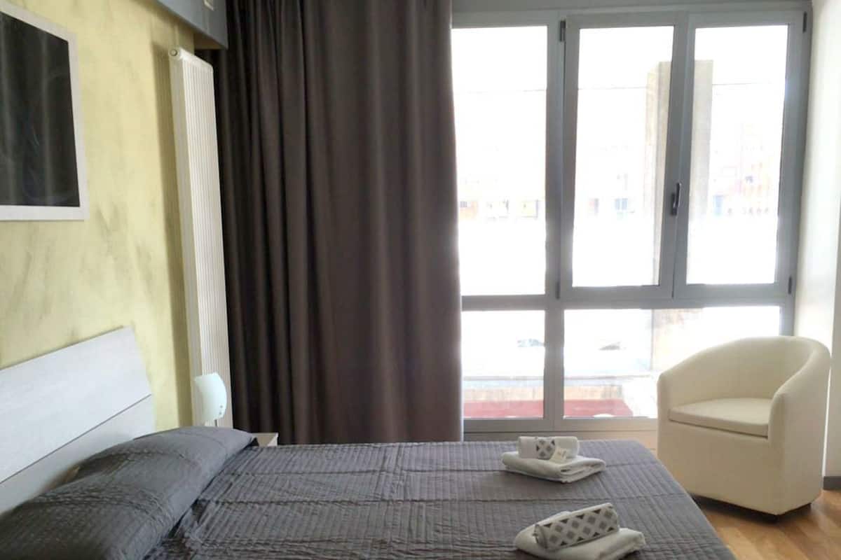 Desk, soundproofing, iron/ironing board, free WiFi