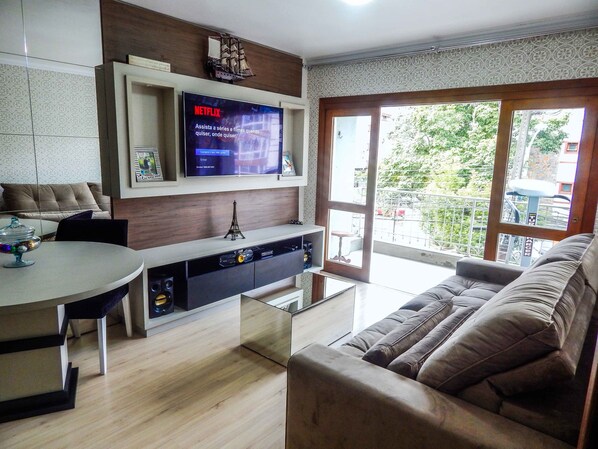 Appartement Confort, 2 chambres | Salle de séjour | Téléviseur à écran plat de 55 po avec télévision par câble, téléviseur