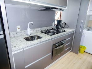 Appartement Confort, 2 chambres | Cuisine privée | Réfrigérateur, four à micro-ondes, un four, surface de cuisson