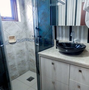 Comfort-Apartment, 2 Schlafzimmer | Badezimmer | Dusche, Handtücher