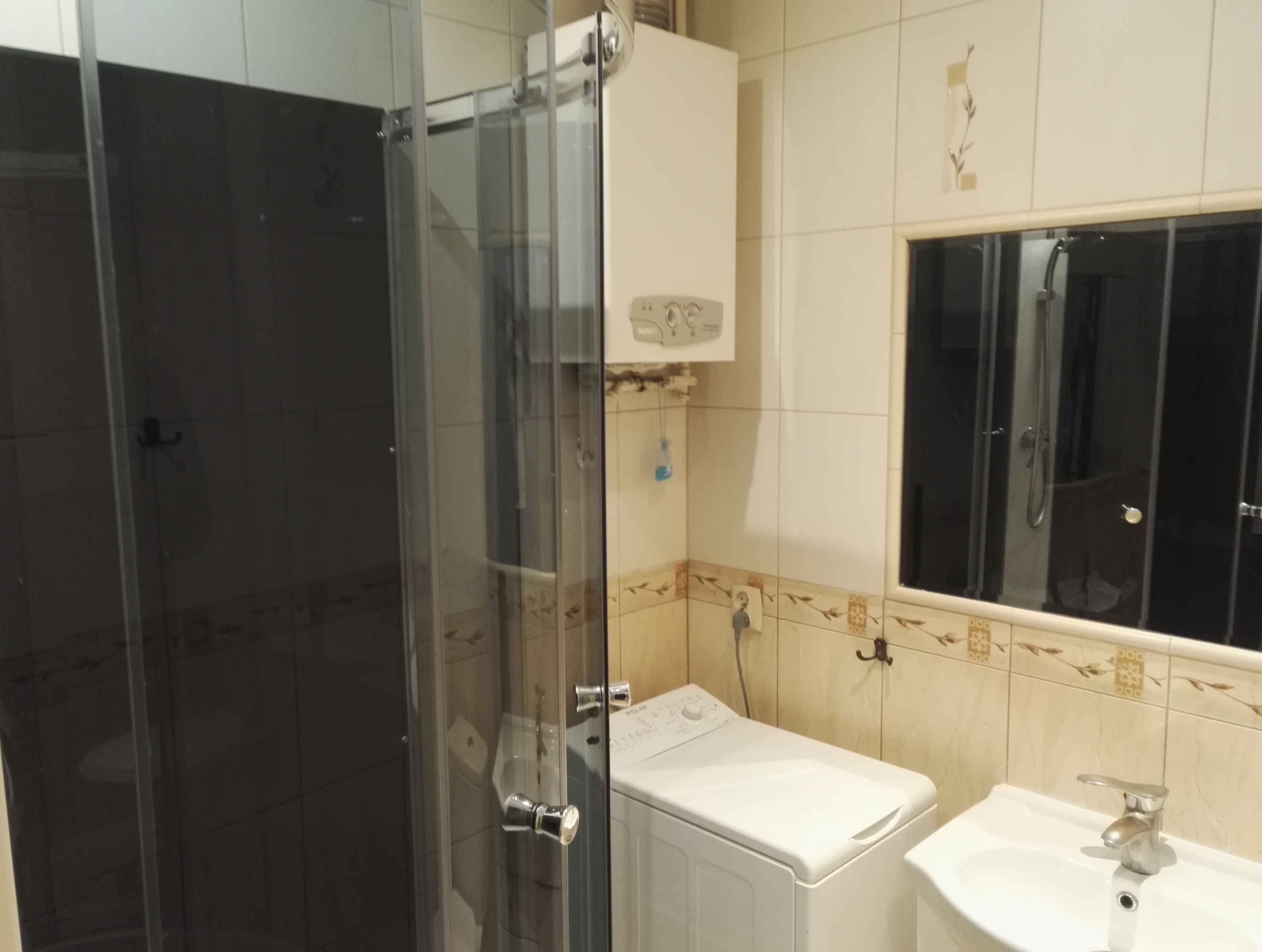 Basic Apartment, 1 Bedroom | Bilik Mandi | Pancuran mandi, kelengkapan dandanan diri percuma, tuala disediakan 