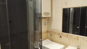 A bathroom with a glass shower enclosure, a white sink, and a mirror above the sink. - Apartamenty Gdańsk - Apartament Ogarna (Gdansk)