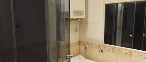 Basic Apartment, 1 Bedroom | Bilik Mandi | Pancuran mandi, kelengkapan dandanan diri percuma, tuala disediakan