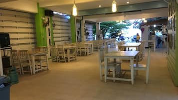 Phục vụ bữa trưa và bữa tối