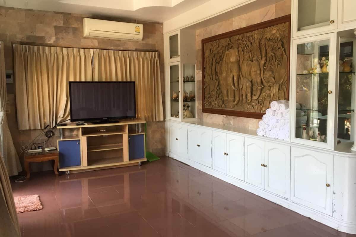 Family House | Living area | Flat-screen TV