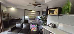 Rom – deluxe | Safe på rommet, individuelt innredet, skrivebord og wi-fi (inkludert)