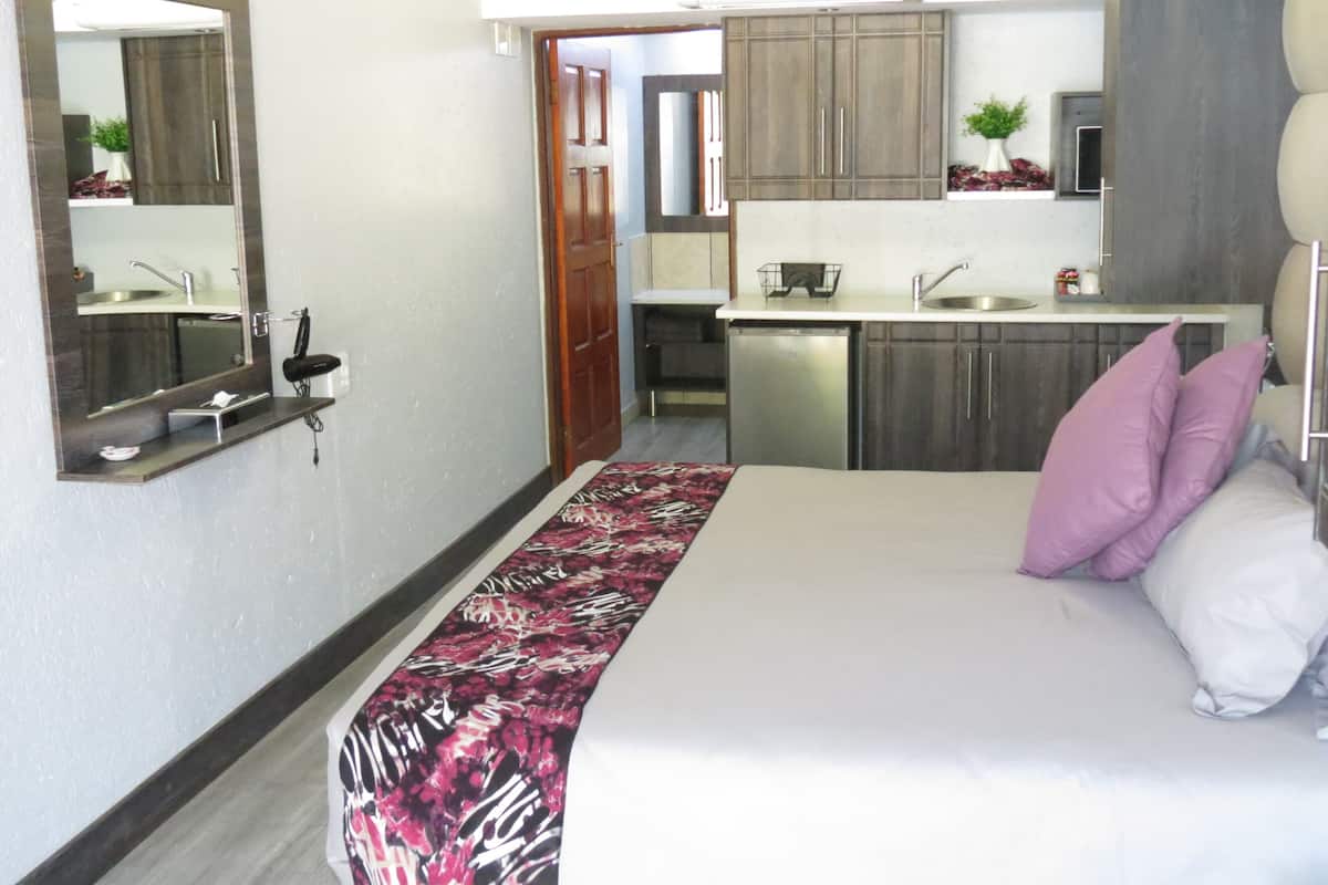 Caja de seguridad en la habitación, muebles diferentes y escritorio