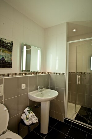 Tweepersoonskamer, en-suite badkamer | Badkamer | Een haardroger, handdoeken, zeep, toiletpapier