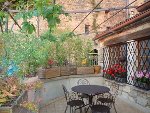 Double Room, Valley View (Cordoa) | Terrace/patio - D'Ici et d'Ailleurs (Cordes-sur-Ciel)