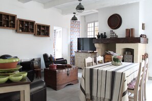 Double Room, Valley View (Cordoa) | Premium bedding, free WiFi, bed sheets - D'Ici et d'Ailleurs (Cordes-sur-Ciel)