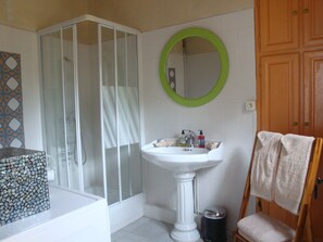 Habitación doble, vista al valle (Cordoa) | Baño | Regadera, amenidades de baño gratuitas, secadora de cabello, pantuflas 