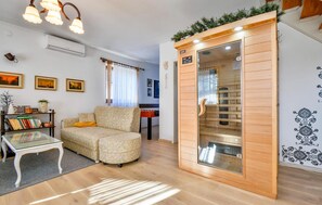 TV, table football, ping pong - Awesome home in Seketin with sauna (Seketin)