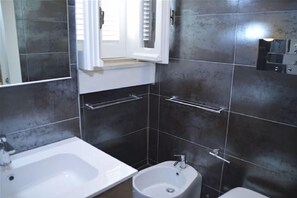 Habitación Deluxe doble | Baño | Ducha, artículos de higiene personal gratuitos, secador de pelo y bidé