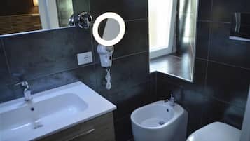 Doppia Deluxe | Bagno | Doccia, set di cortesia gratuito, asciugacapelli, bidet