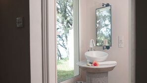 Sea Facing Lodge | Bad | Dusj, toalettartikler (inkludert), håndklær og såpe