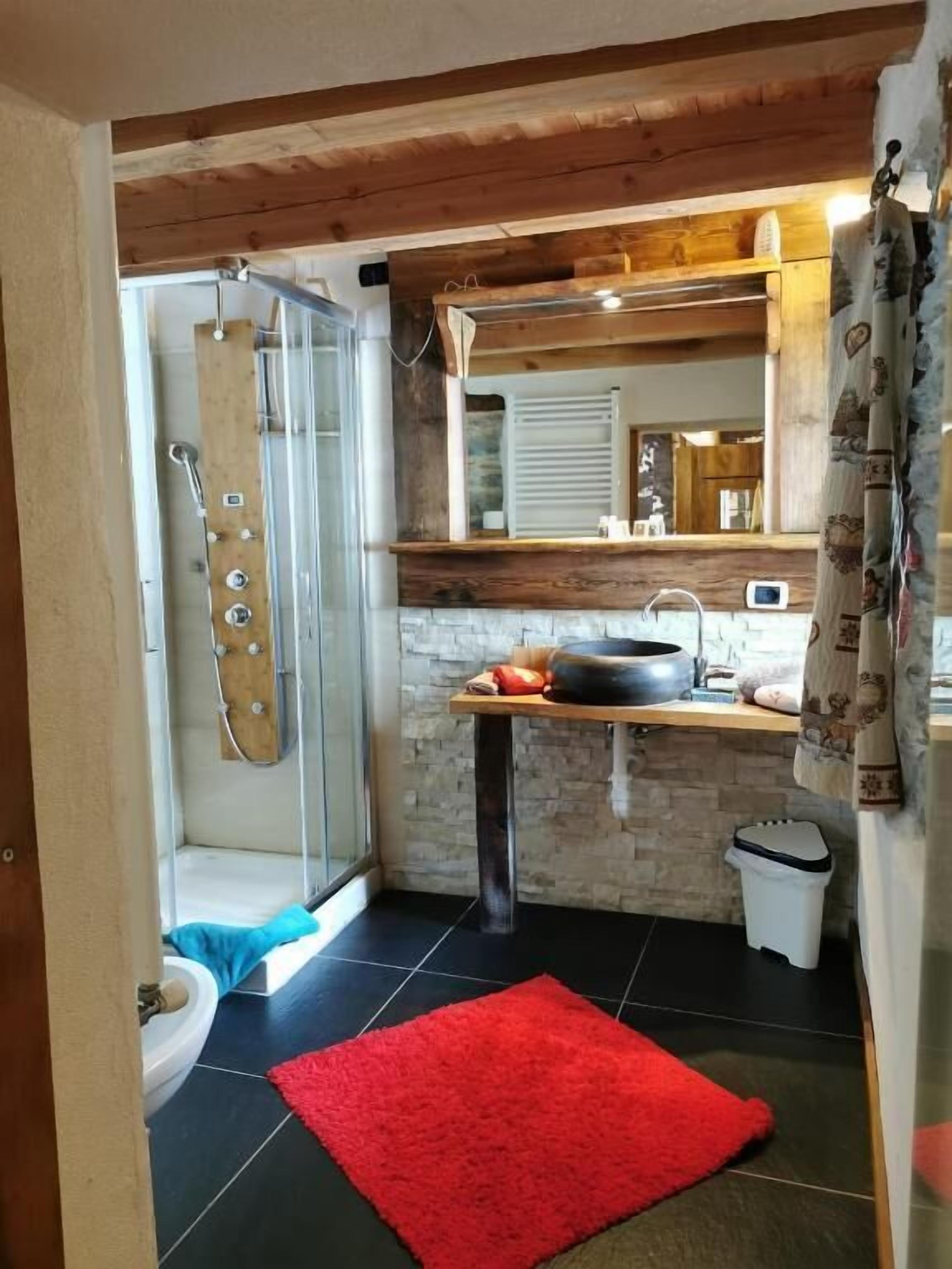 Une salle de bain avec douche, toilettes et lavabo.