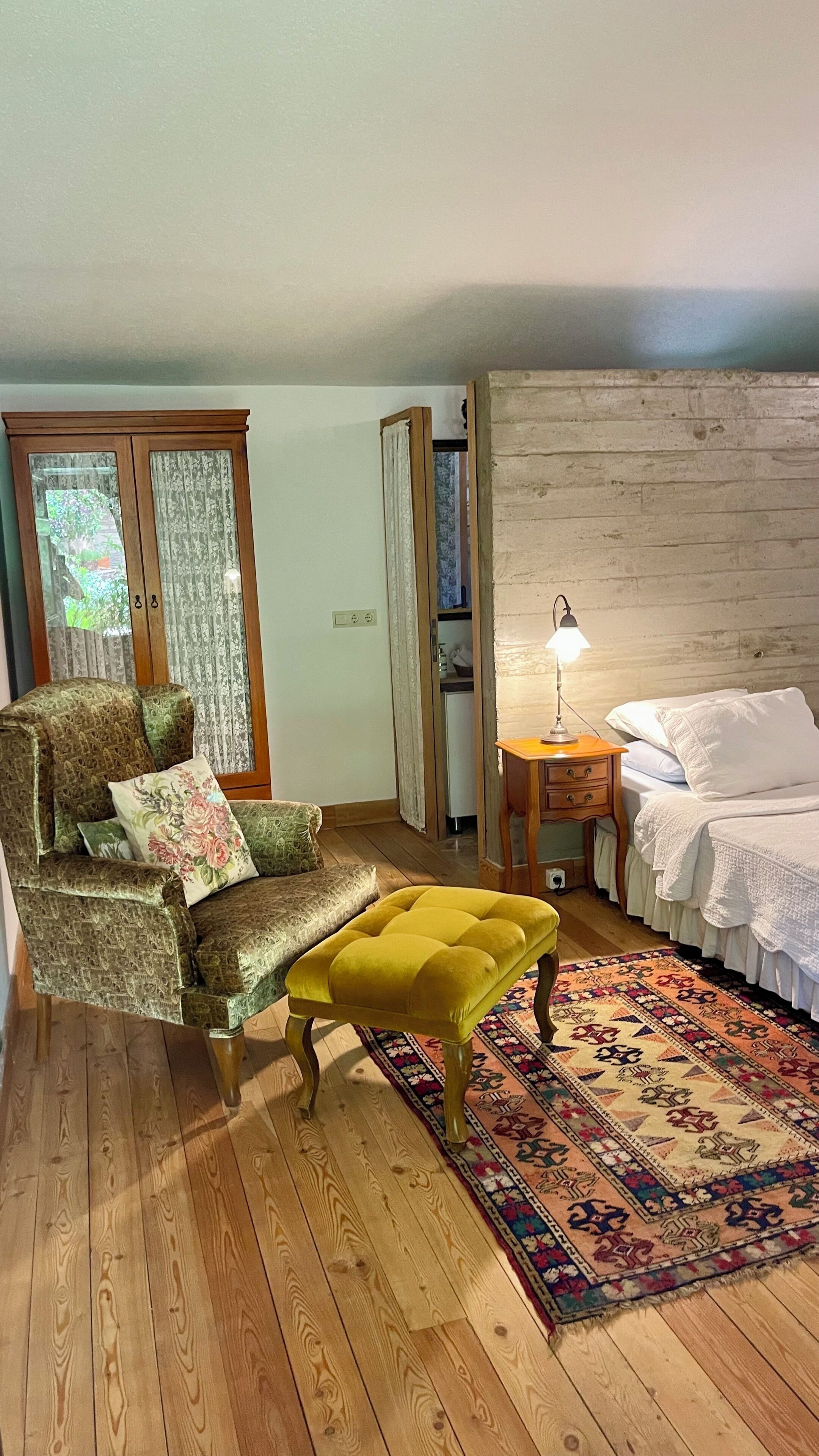 Habitación Deluxe, 1 cama de matrimonio grande, no fumadores, vistas al jardín | Minibar, caja fuerte, escritorio y sistema de insonorización