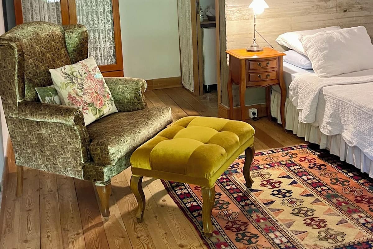 Habitación Deluxe, 1 cama de matrimonio grande, no fumadores, vistas al jardín | Minibar, caja fuerte, escritorio y sistema de insonorización