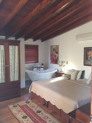 Deluxe-Doppelzimmer | Minibar, Zimmersafe, Schreibtisch, schallisolierte Zimmer