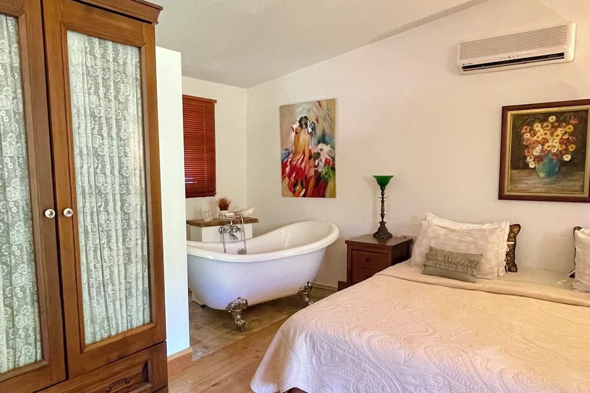 Royal Room | Egyptian cotton sheets, premium bedding, down comforters, minibar