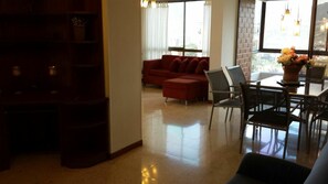 Free cots/infant beds, free rollaway beds, free WiFi, bed sheets - ApartaSuite Poblado Medellin (Medellín)